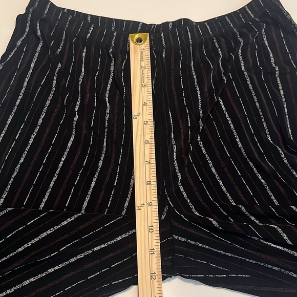 Chico's Travelers Brown and White Striped Short Pants Chico's Size 2, US Size 12 - Picture 4 of 9
